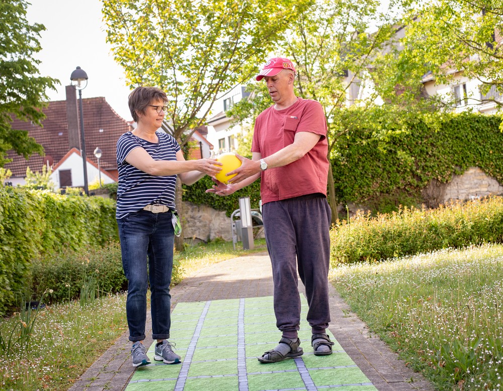 Eine Therapeutin beim Geh- und Koordinationstraining mit einem Bewohner. Eine Therapeutin beim Geh- und Koordinationstraining mit einem Bewohner.