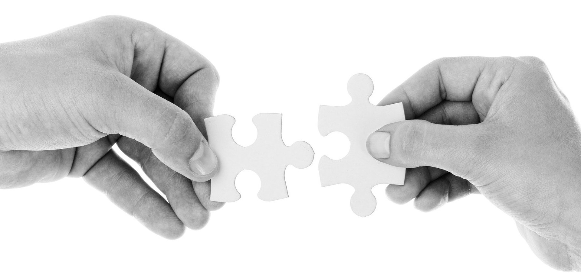 Zwei Hände versuchen zwei Puzzleteile zusammenzufügen. Dies ist ein kosten- und lizenzfreies Foto von pixabay.
©pixabay.com Zwei Hände versuchen zwei Puzzleteile zusammenzufügen. Dies ist ein kosten- und lizenzfreies Foto von pixabay.
©pixabay.com