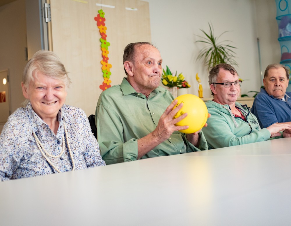 Koordinationstraining mit dem Ball bei der Beschäftigungstherapie in Geseke. Koordinationstraining mit dem Ball bei der Beschäftigungstherapie in Geseke.