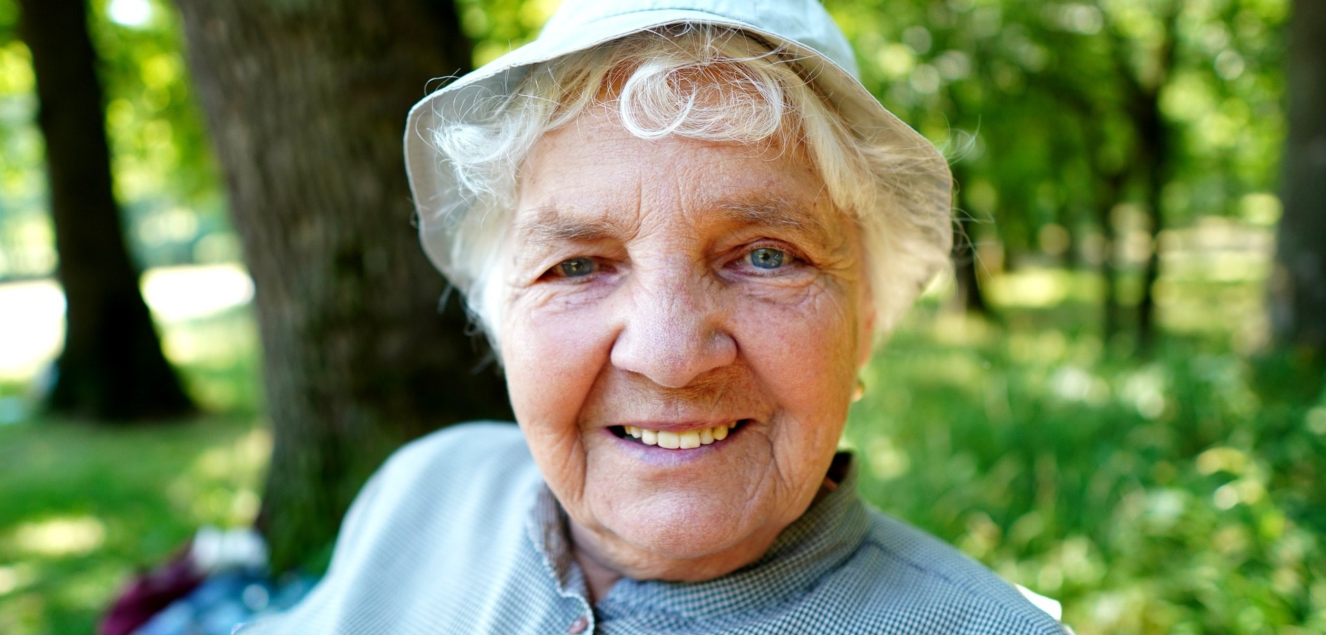 Eine lächelnde alte Dame, im Hintergrund befindet sich eine Grünanlage. Bild: pixabay Eine lächelnde alte Dame, im Hintergrund befindet sich eine Grünanlage. Bild: pixabay