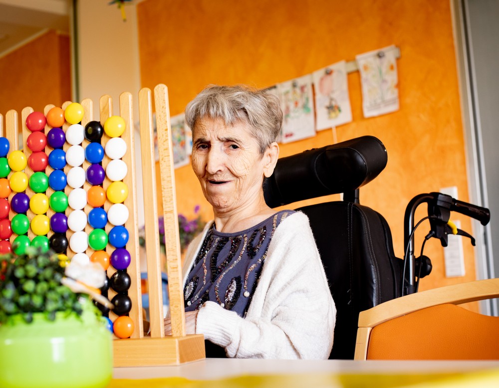 Eine Bewohnerin bei der Beschäftigungstherapie. Eine Bewohnerin bei der Beschäftigungstherapie.