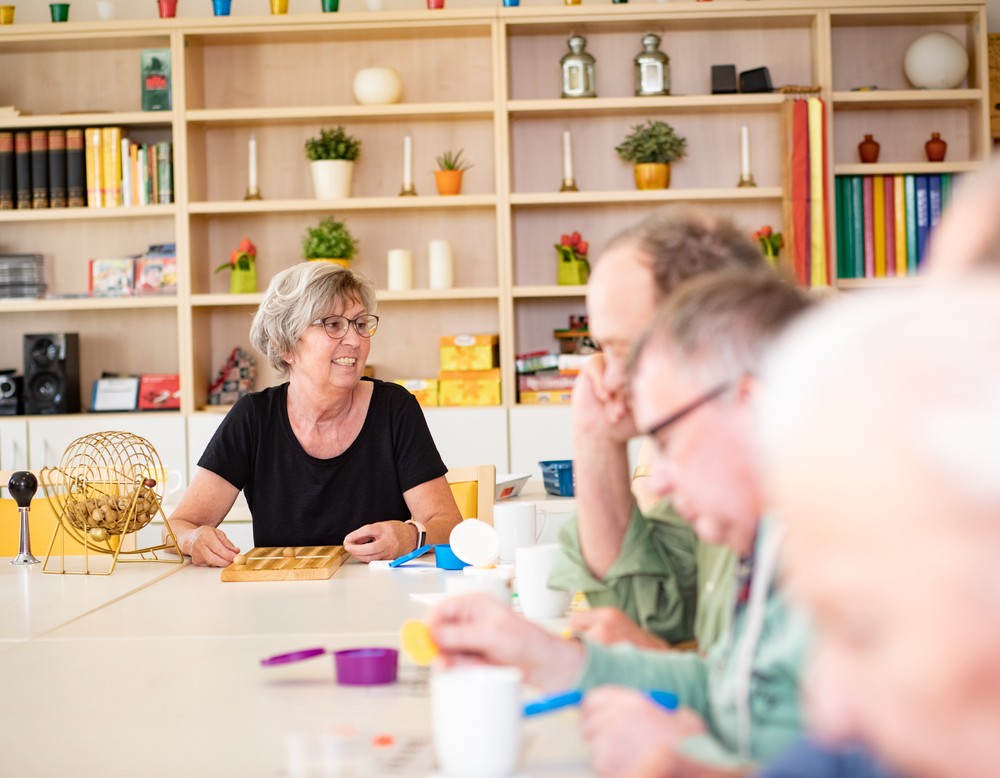 Bewohner:innen spielen Bingo bei der Beschäftigungstherapie in Geseke. Bewohner:innen spielen Bingo bei der Beschäftigungstherapie in Geseke.