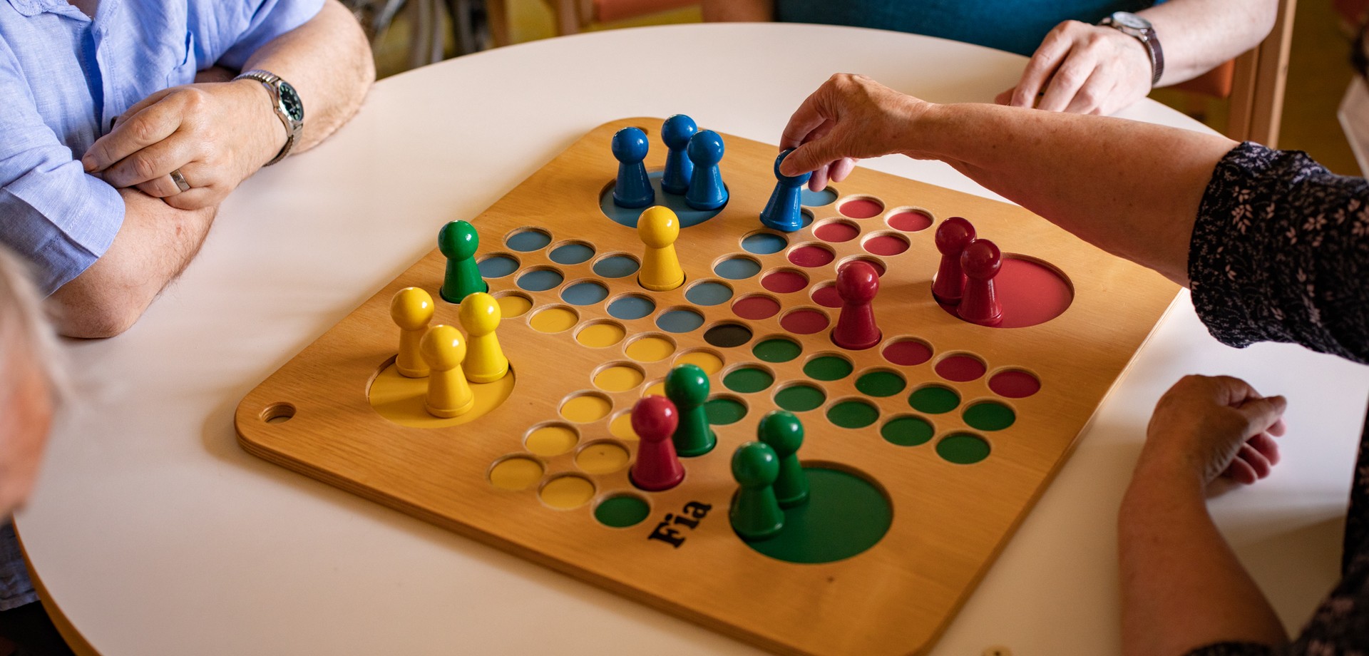 Bewohner beim Brettspiel. Bewohner beim Brettspiel.